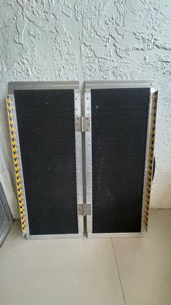 Heavy-Duty Folding Aluminum Ramp – 600 lb Capacity | Rampa Plegable de Aluminio – 600 lb