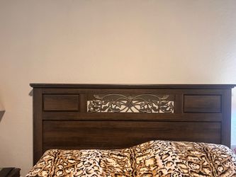 Ashley Furniture Queen Bedroom Set – Bed, Dresser with Mirror, Chest, 2 Nightstands & Lamps