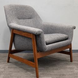 Beautiful Elegant Lounge Chair 