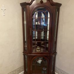 Like New High Quality Curio Cabinet 