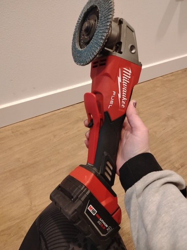 Milwaukee Grinder Power Tool Comes With Battery