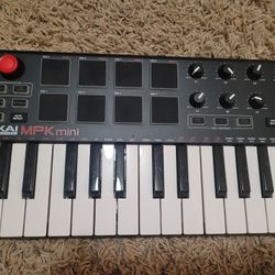 Akai MPK Mini Synthesizer Keyboard