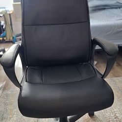 

Like-new executive office chair in excellent condition. Super comfortable with plush cushioning — great for long sitting sessions at home or