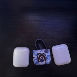 Gen 1 Airpods w Case
