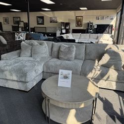 Lindyn Sectional. 🚚WE DELIVER🚚