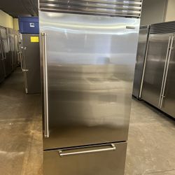 SUB ZERO 36”WIDE BUILT IN STAINLESS STEEL BOTTOM FREEZER 