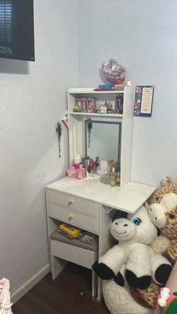 Vanity desk with mirror