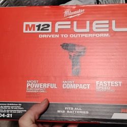 Milwaukee 1/2 Hammer Drill/ Driver Kit 