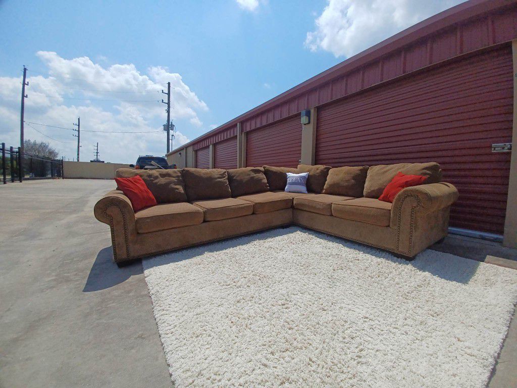 Brown Sectional Sofa (Delivery Available 🚚) 