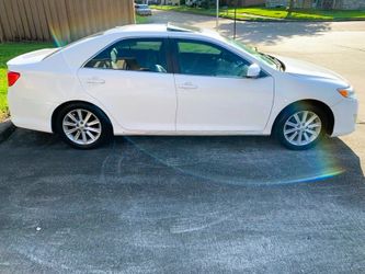 Toyota Camry XLE • Clean title