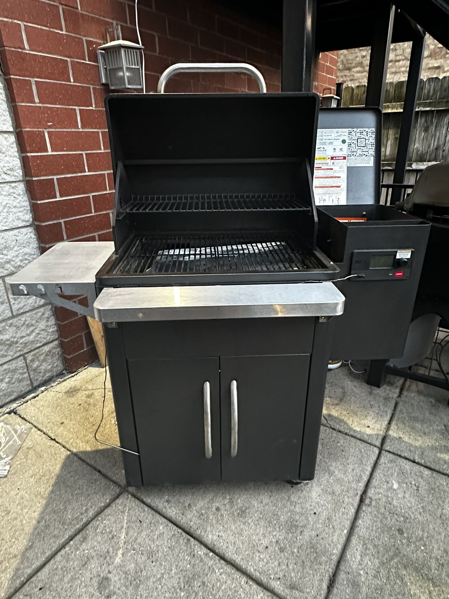 Traeger Silverton 620 Pellet Grill for Sale in Chicago, IL OfferUp