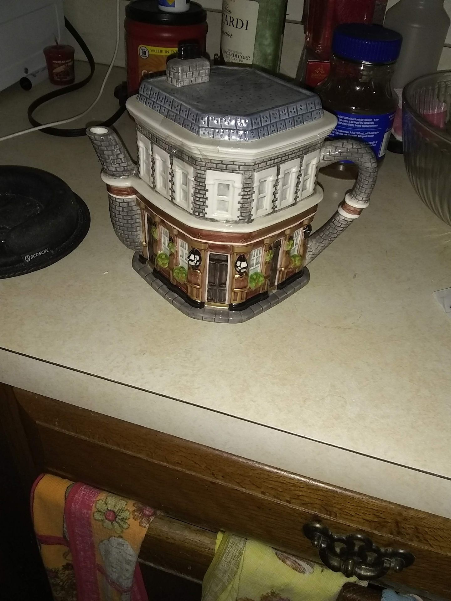 East ender tea pot never used pickup only cash