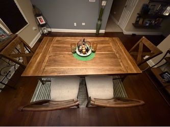 Beautiful Rustic Farmhouse Dining Table Set – Excellent Condition!