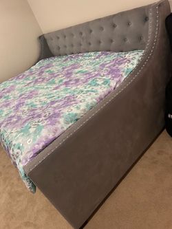Full size bed w Dresser & Mirror