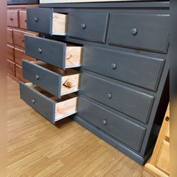 Dresser/ Nine drawers dresser
