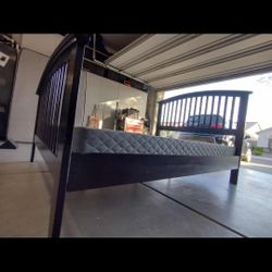 Beautiful Dark Wood Full Size Bed Frame With Box Spring 