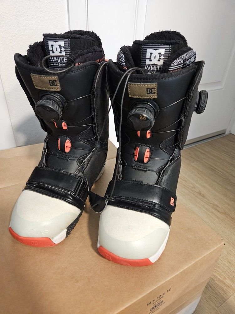 DC MORA WOMENS SNOWBOARD BOOT