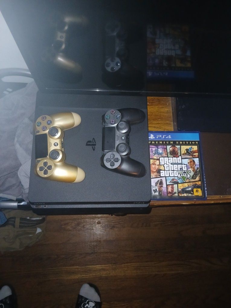 PS4 Pro, 2 Controllers, GTA-V