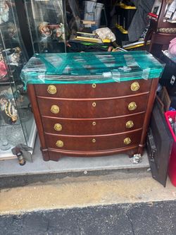 Statton Americana original 5 drawer dresser- solid mahogany. With glass top
