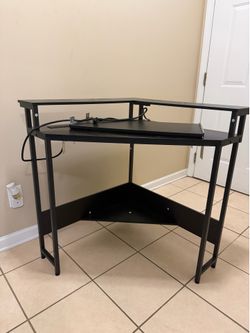 Corner desk