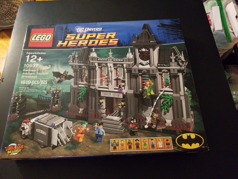 Lego 10937 DC Universe Super Heroes Batman: Arkham Asylum Breakout 1619 Pcs  NIB Batman, Robin, Joker, Poison Ivy, Penguin, Scarecrow Etc for Sale in  Brooklyn, NY - OfferUp
