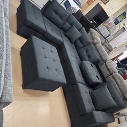 Black Sectional NEW WITH FREE OTTOMAN