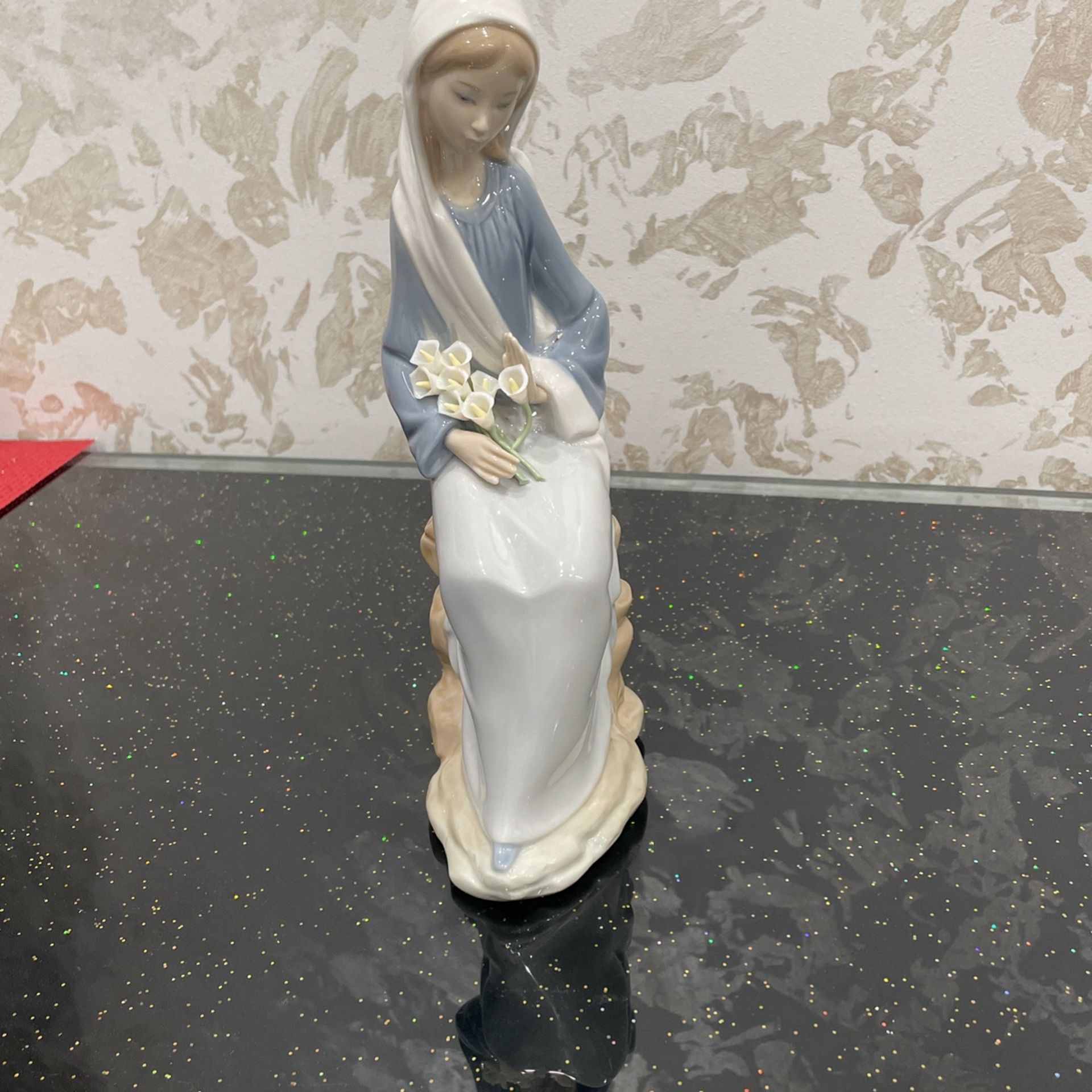 Lladro Daisa Girl With Flowers fine porcelain#4972 from Spain beautiful peaceful reflection mint!