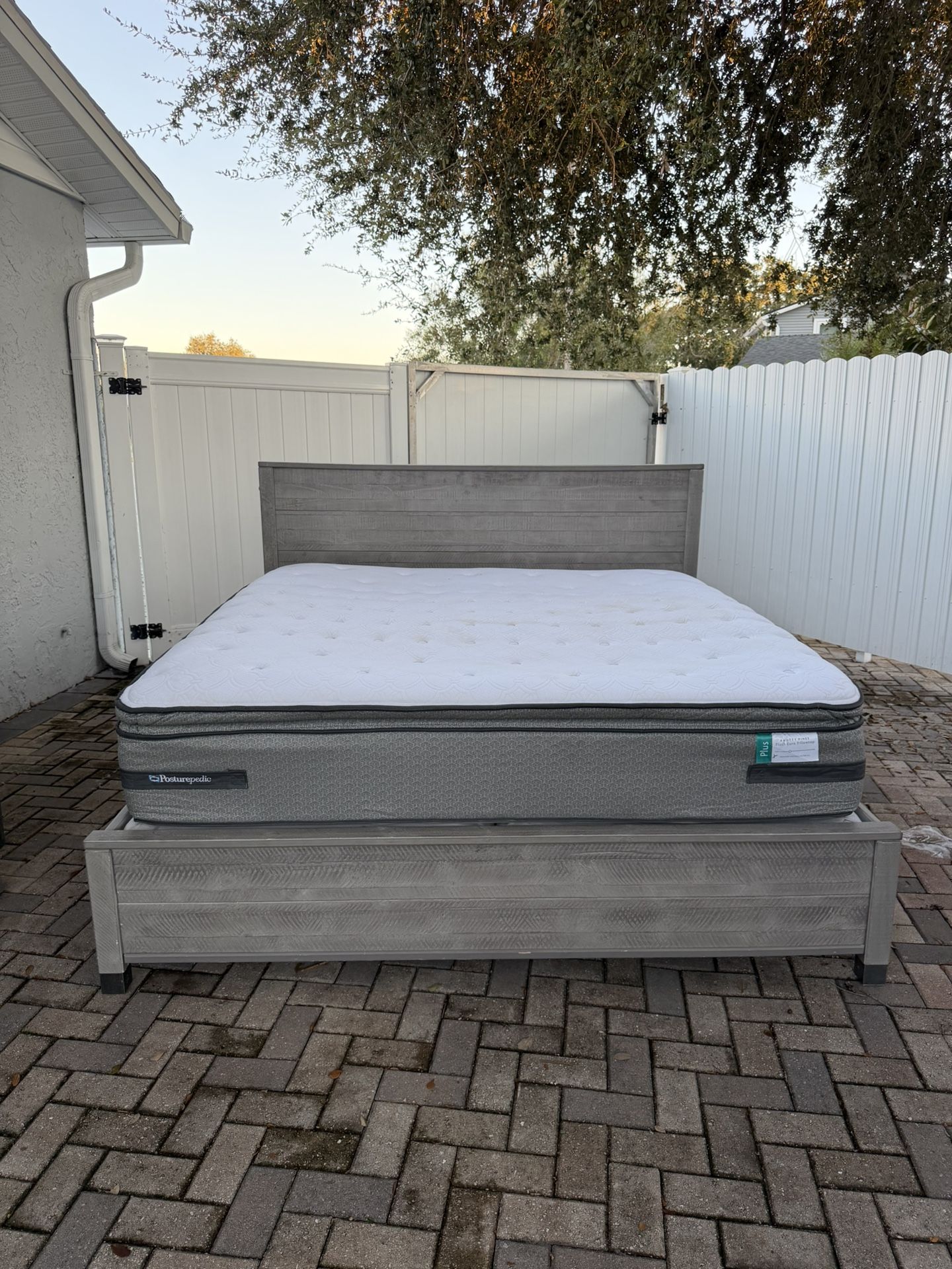 King size bed, includes mattress and box spring in good condition. I can deliver for an additional cost. Price $200