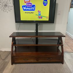 BEAUTIFUL SMART TV AND TV STAND