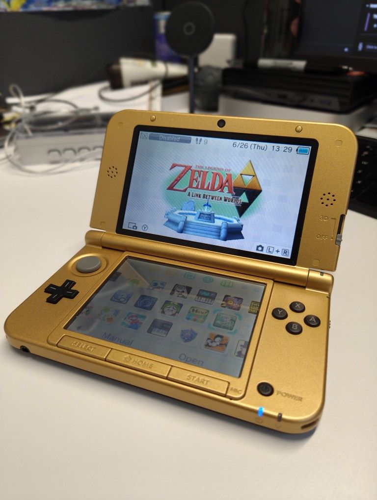 Nintendo 3DS XL - Gold 'A Link between Worlds' Edition