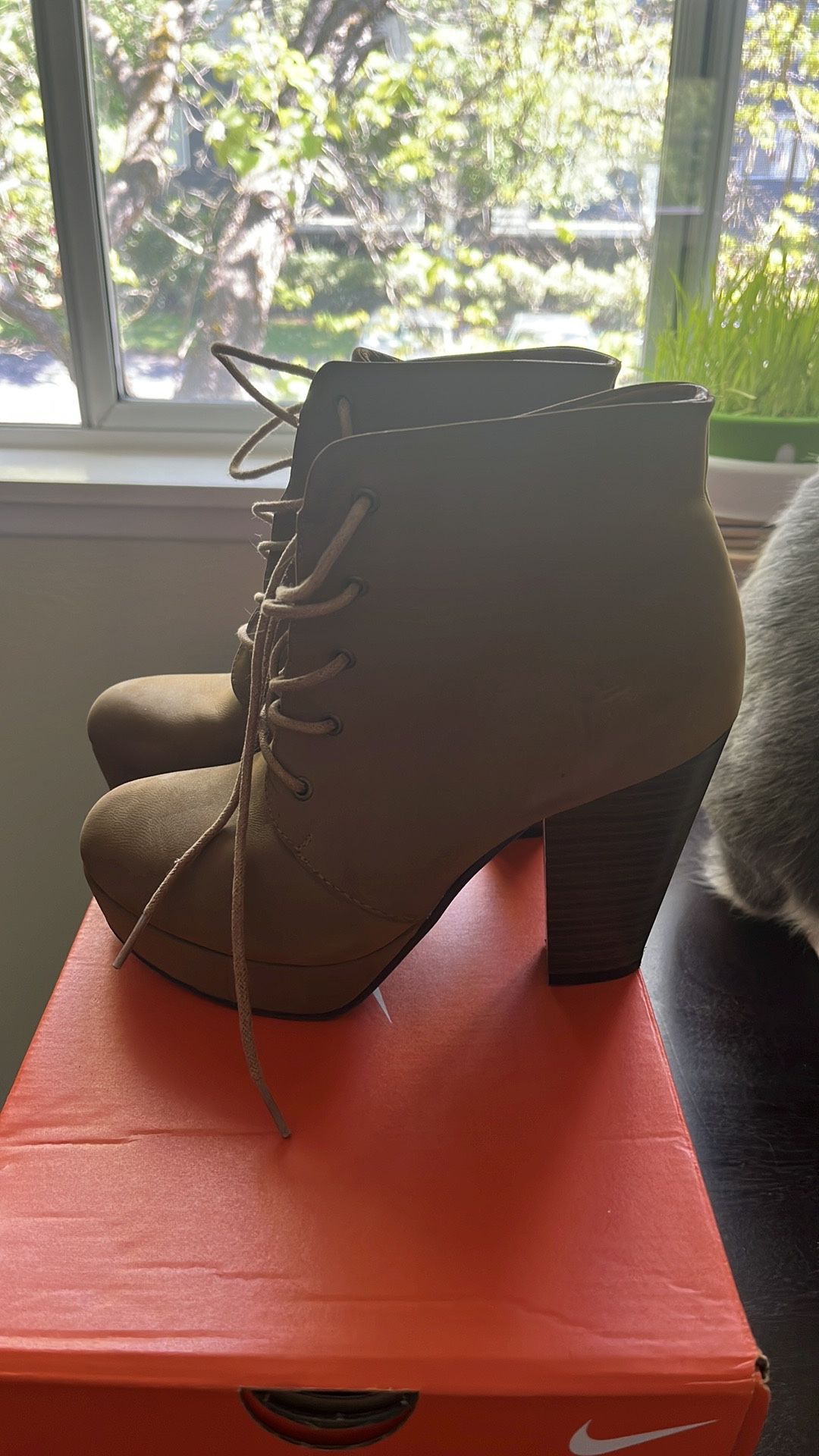 Womens Size 8 Cathy Jean Camel Ankle Boots