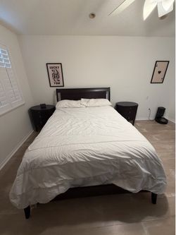 Solid Wood Bedroom Set – Bed, Nightstands, Dresser, Mirror & Clock