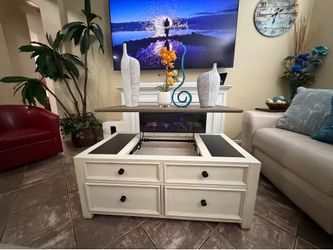 Beautiful Boulanburg lift top coffee table in excellent condition