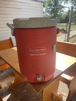 Rubbermaid Cooler