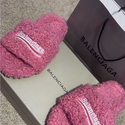 balenciaga slides pink fur