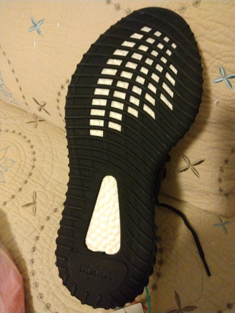 Men's Adidas Yeezy Boost 350 V2 New Size 9,5