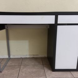 IKEA MICKE Desk, white/black small spaces Student work and makeup space 