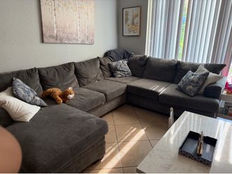 Gray Sectional (Rooms to go)