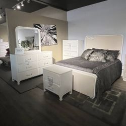 Queen Bed, Dresser, Mirror And Nightstand 