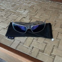 Men’s Oakley Sunglasses W/ Cloth Case