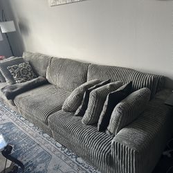 Ashley Furniture: Lindyn 3-Piece Modular Sofa