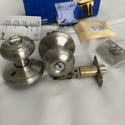NEW  IN BOX  -  Quality Keyed Entry Knobs