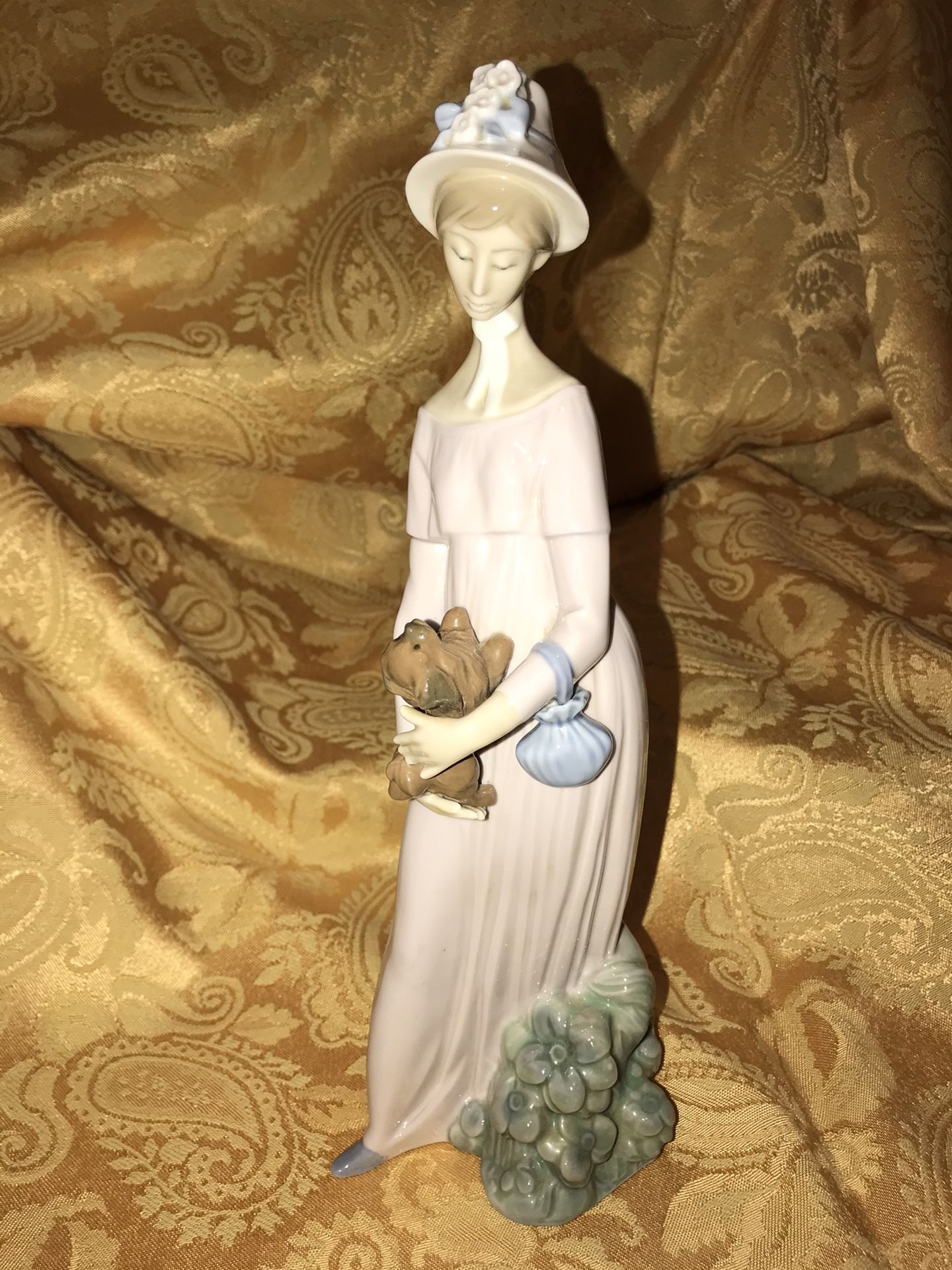 Lladro 4994 Looking at Her Dog/My Little Pet porcelain figurine. Retired.