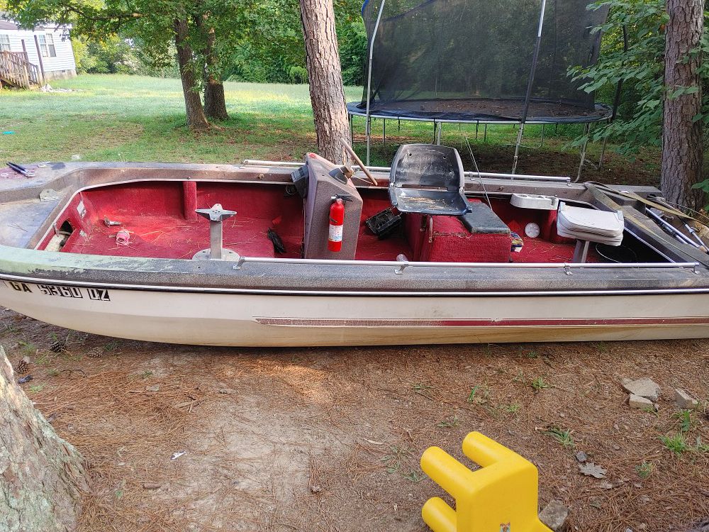 Bass boat with no motor. Need Gone.