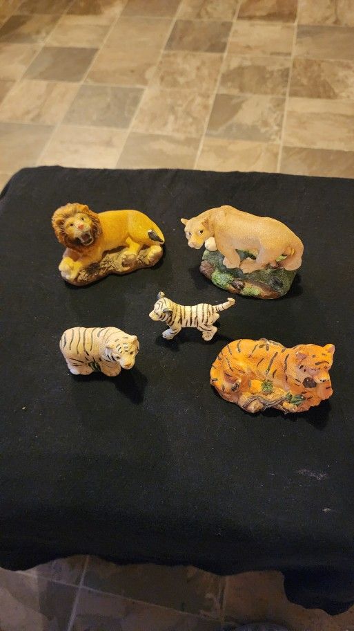 Vantage A Set Of Five Porcelain Figurine Animals Lying Target Etc All Are In Excellent Condition 19 60s Collectible