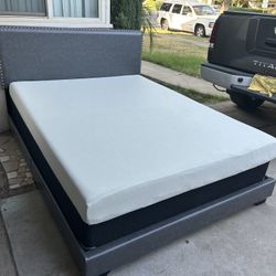 CAMA QUEEN SZ DE PIEL GRIS CON BONITO DISEÑO CON BOX SORING Y COLCHÓN MEMORY FOAM 6” USADA BUENA CONDICION 