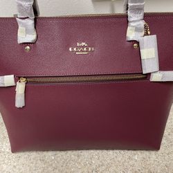 Gallery Tote COLOR: Gold/Black Cherry