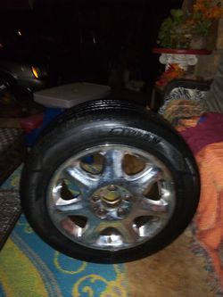 15 inch rim with good Tire don't have center cap don't know what kind of car belongs to