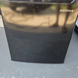 Insignia Mini Fridge (black)