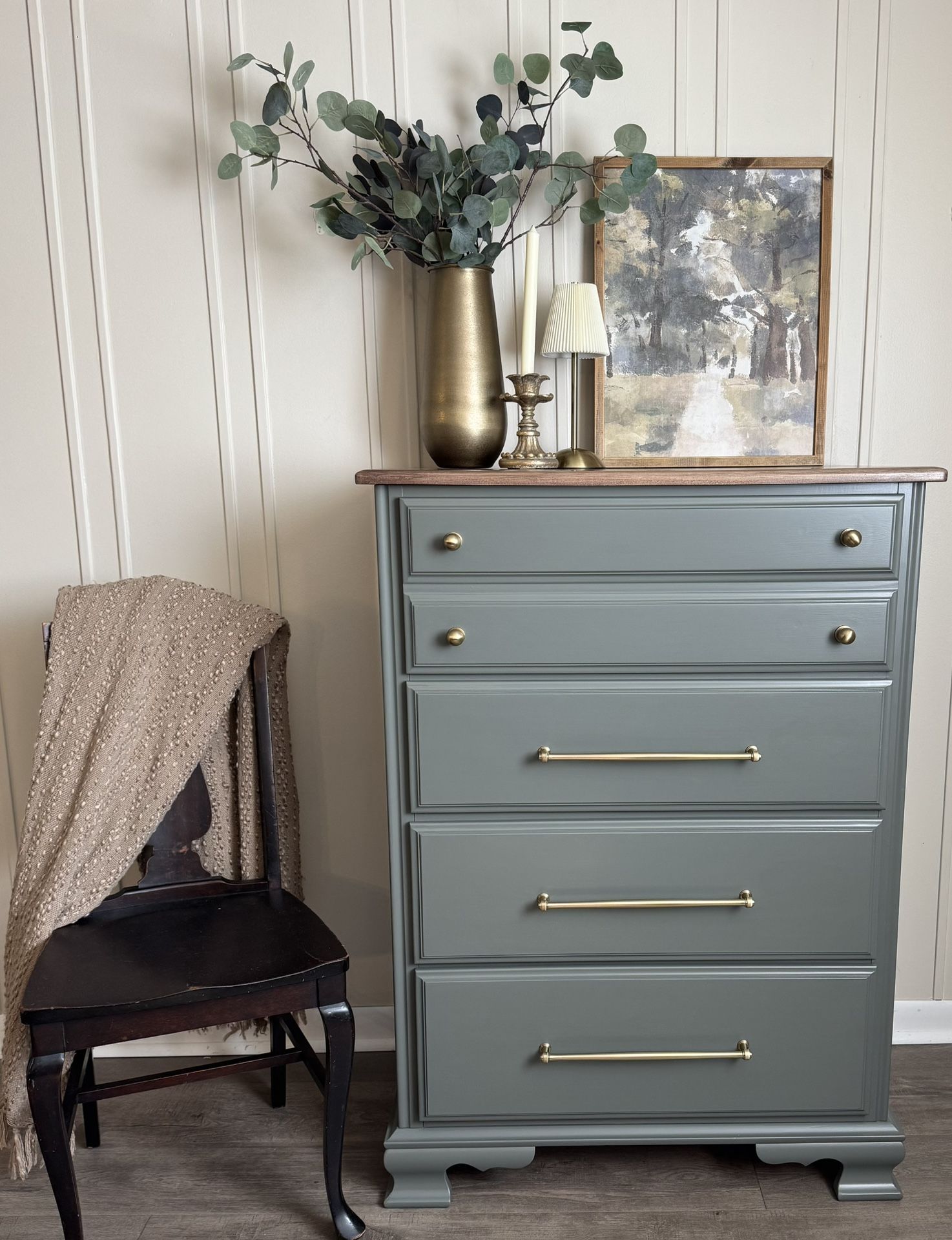 Solid wood refinished dresser, 4 drawers. Style Mark brand